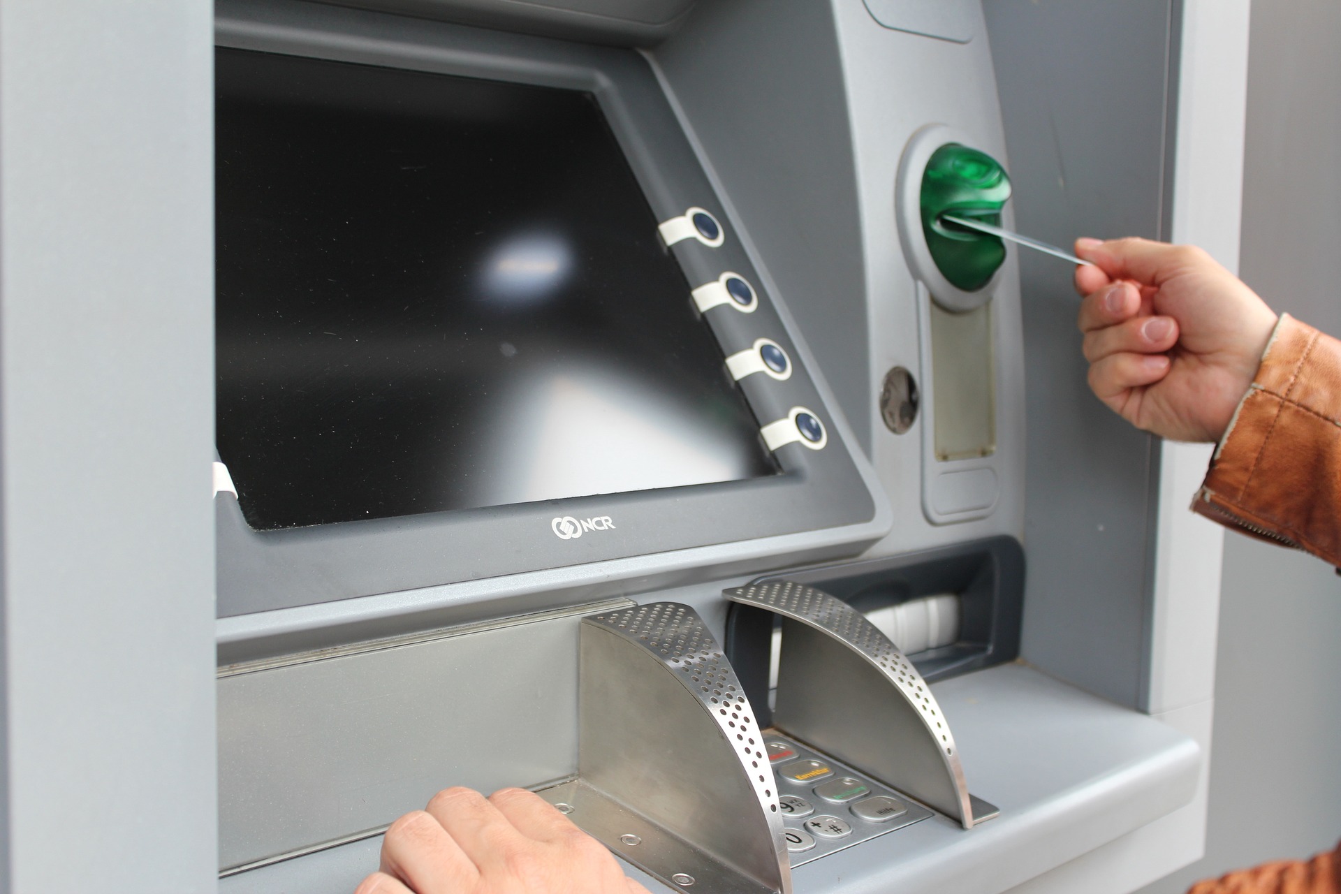 Na co si dát pozor při vybírání z bankomatu?